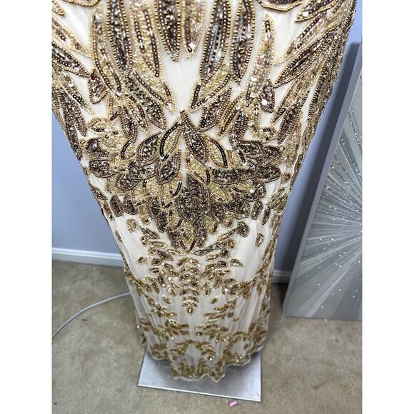 Mac Duggal Embellished Leaf Sequin Maxi Gown in Nude Gold Size 6 - Picture 5 of 10